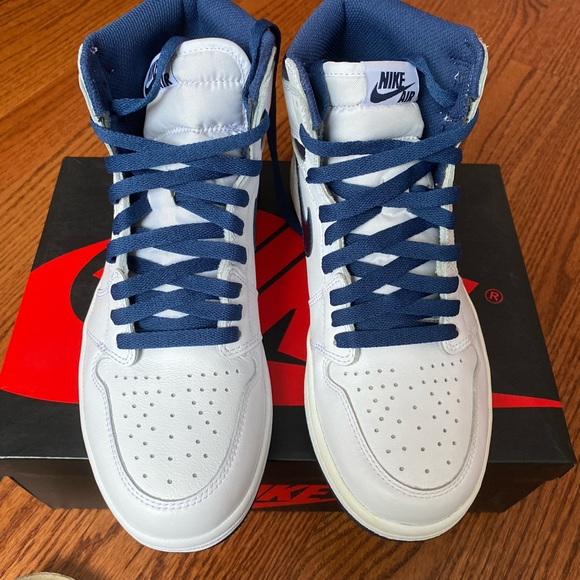 Air Jordan 1 Retro High OG 'Metallic Navy' - Picture 3 of 7
